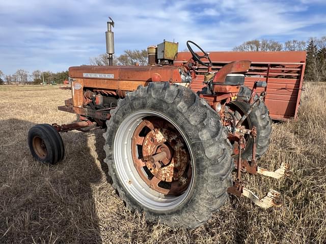 Image of Farmall 560  equipment image 4