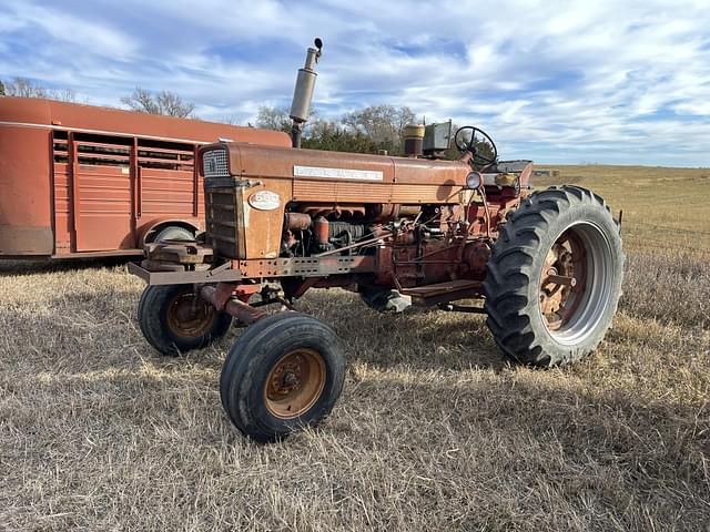 Image of Farmall 560  equipment image 2