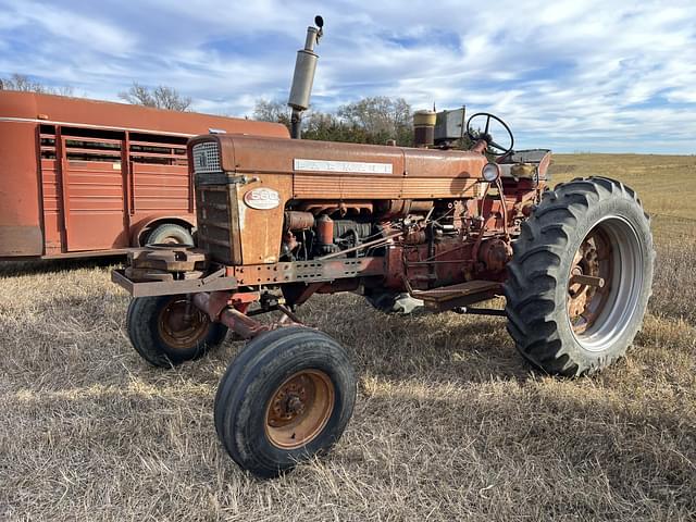 Image of Farmall 560  equipment image 1