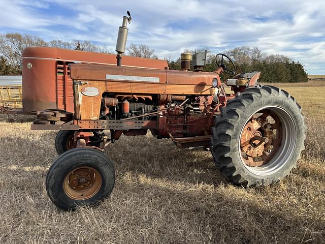 Image of Farmall 560  equipment image 3