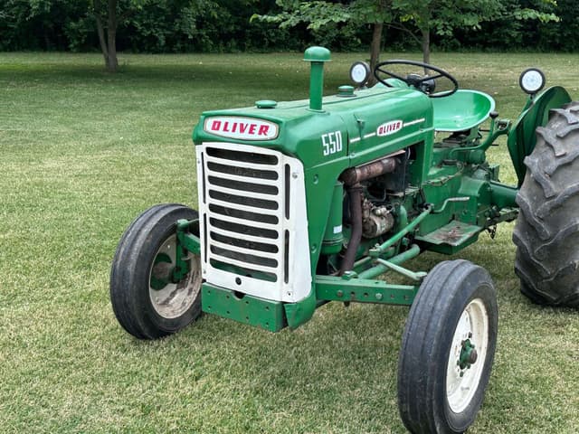 Image of Oliver 550 equipment image 1