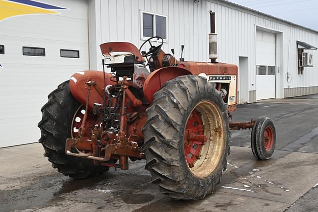 Image of Farmall 706 equipment image 2