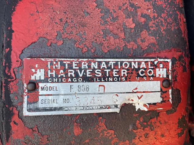 Image of Farmall 806 equipment image 2