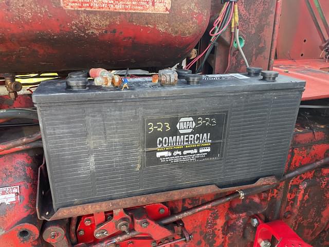 Image of Farmall 806 equipment image 3