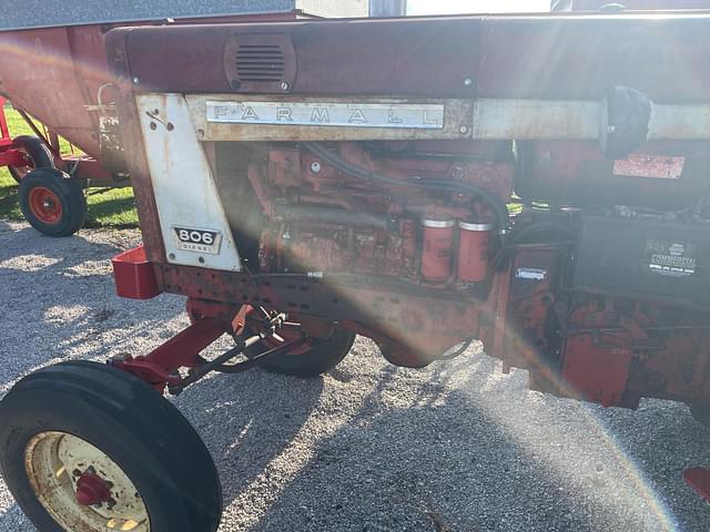 Image of Farmall 806 equipment image 4