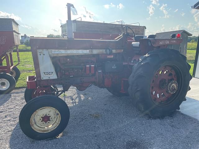 Image of Farmall 806 equipment image 1