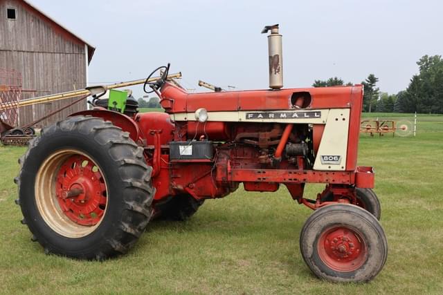 Image of Farmall 806 equipment image 1