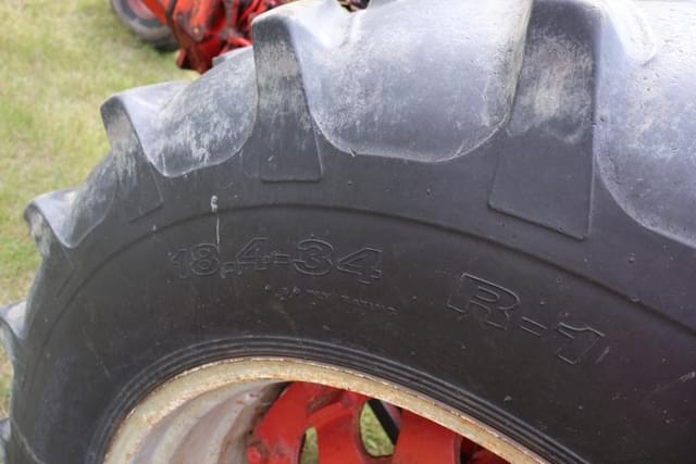 Image of Farmall 806 equipment image 3