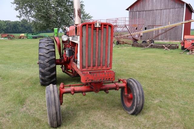 Image of Farmall 806 equipment image 2