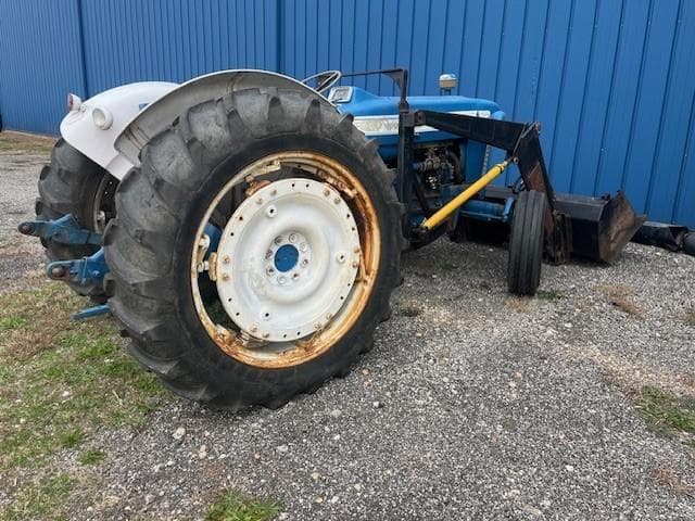 Image of Ford 4000 equipment image 3