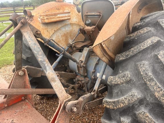 Image of Ford 4000 equipment image 2