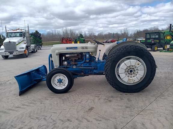 Image of Ford 4000 equipment image 2