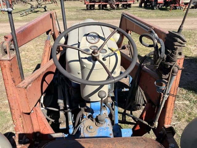 Image of Ford 4000 equipment image 3