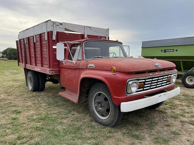 Image of Ford F600 equipment image 4