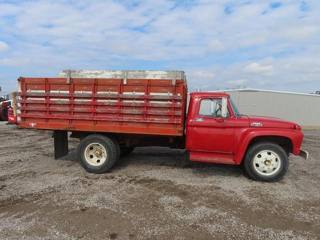 Image of Ford F600 equipment image 4