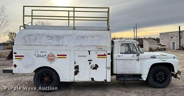 Image of Ford F600 equipment image 3