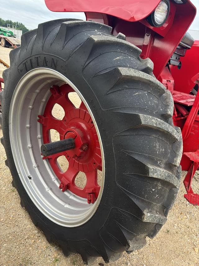 Image of International Harvester 706 equipment image 4