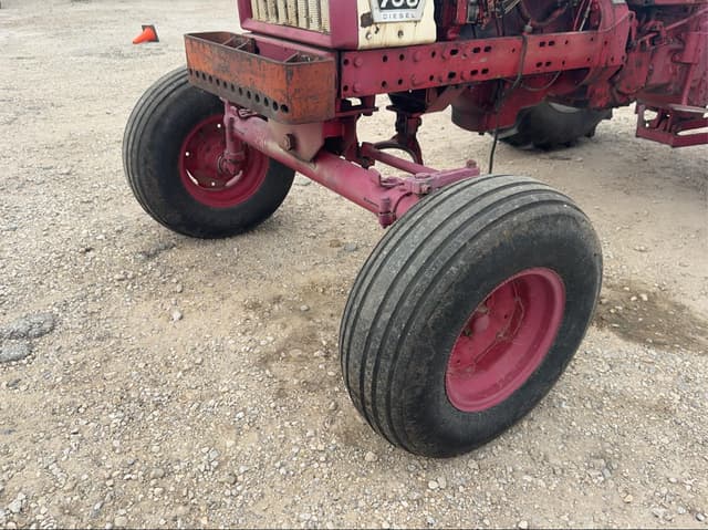 Image of Farmall 706 equipment image 2