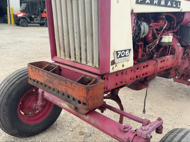 Image of Farmall 706 equipment image 4
