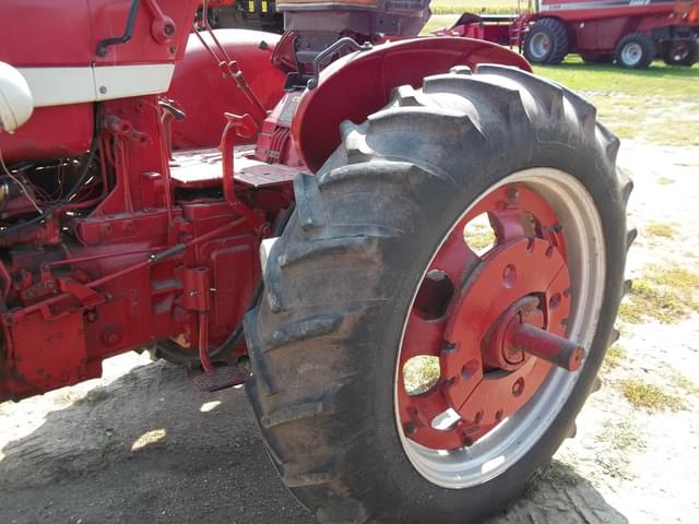 Image of International Harvester 706 equipment image 4