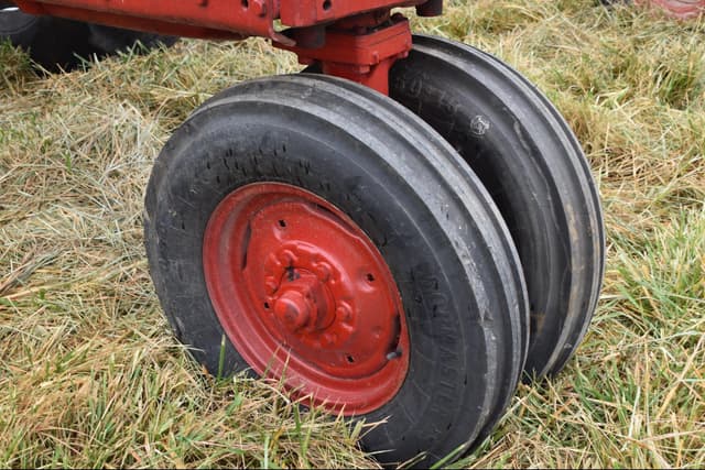 Image of International Harvester 806 equipment image 3