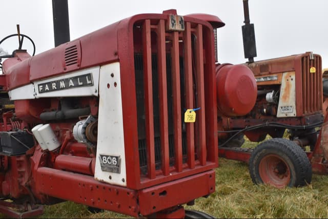 Image of International Harvester 806 equipment image 4
