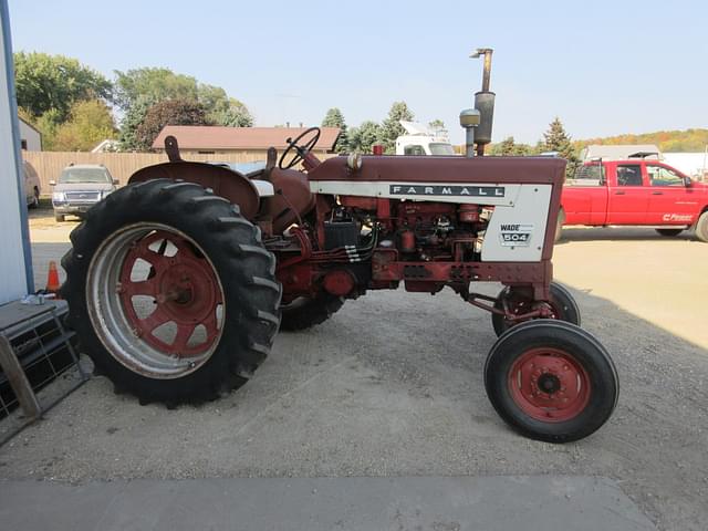 Image of Farmall 504 equipment image 2