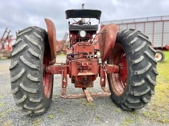 Image of Farmall 656 equipment image 4