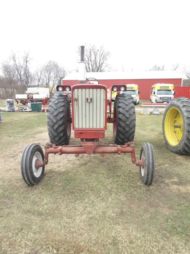 Image of Farmall 656 equipment image 3