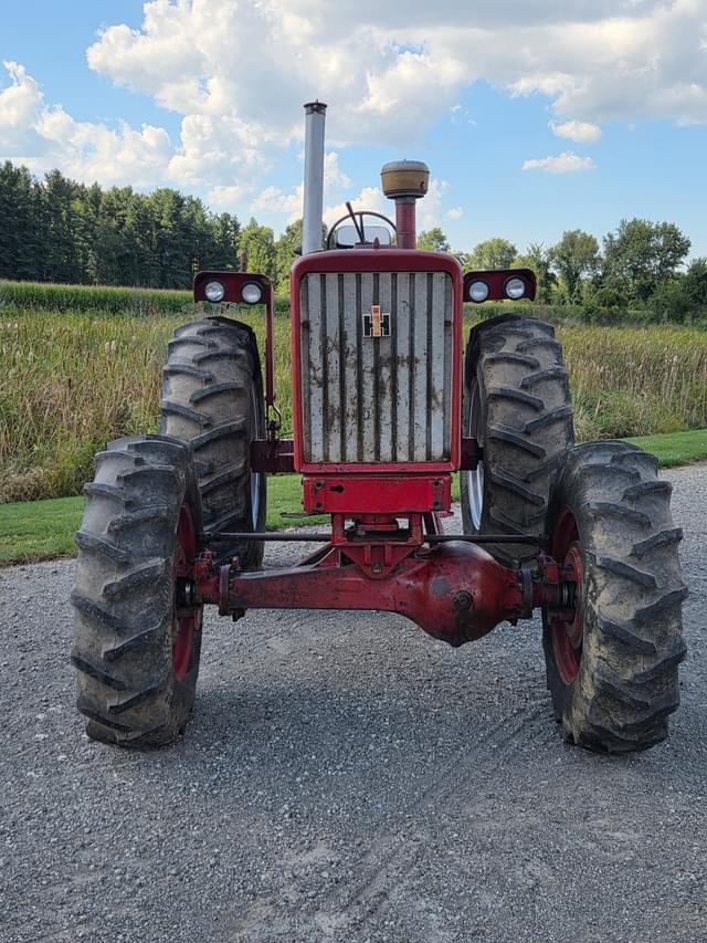 Image of Farmall 706 equipment image 1