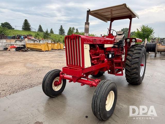 Image of Farmall 806 equipment image 1