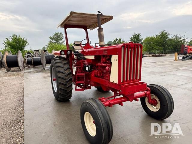 Image of Farmall 806 equipment image 3
