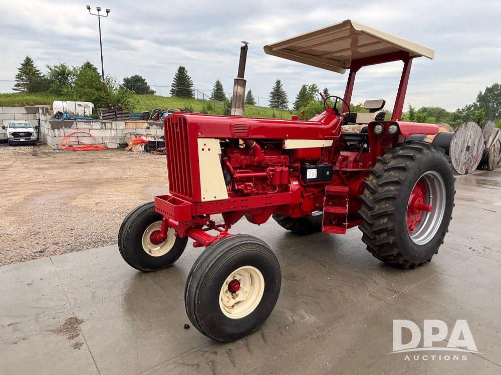 Image of Farmall 806 Primary image