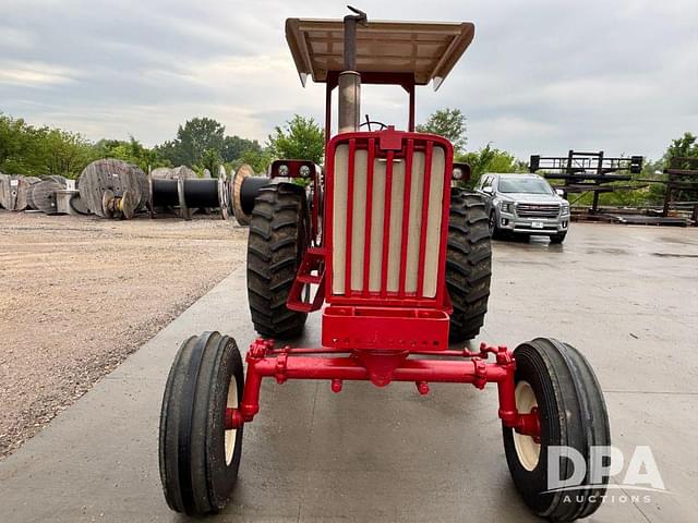 Image of Farmall 806 equipment image 2