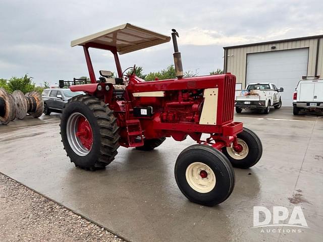 Image of Farmall 806 equipment image 4