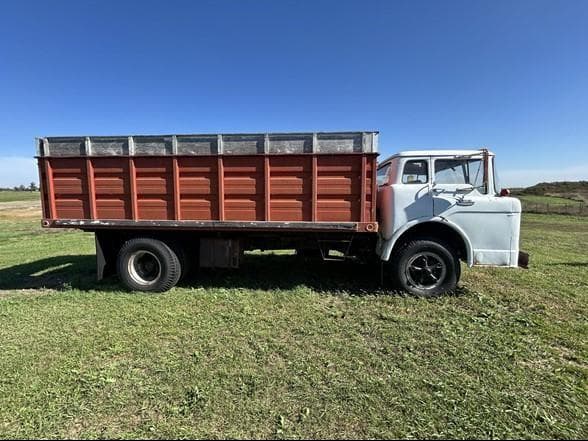 Image of Ford F-700 equipment image 1