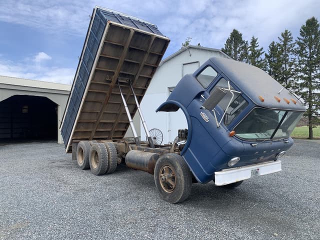 Image of Ford C750 equipment image 3