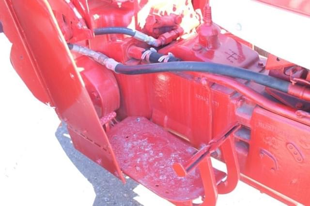 Image of International Harvester 424 equipment image 3