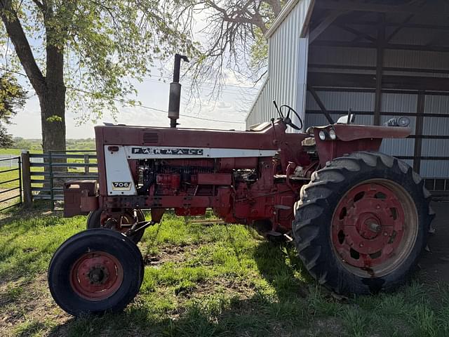 Image of Farmall 706 equipment image 1