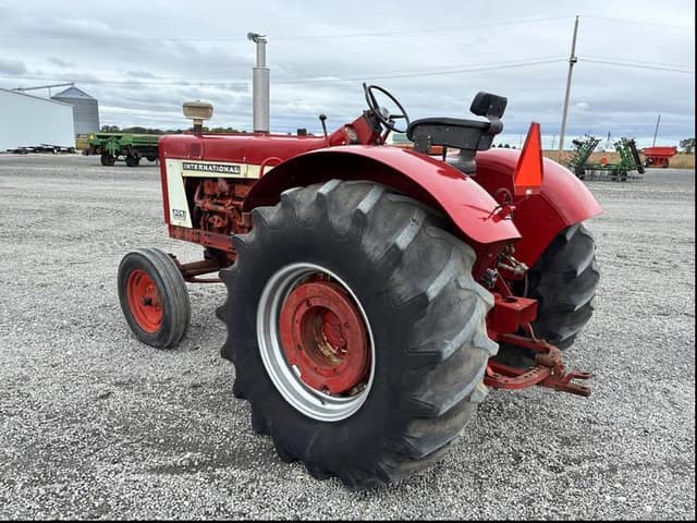 Image of International Harvester 806 equipment image 3
