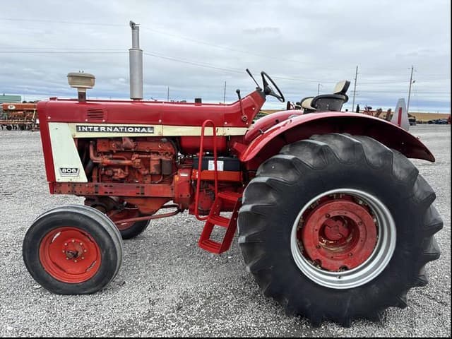 Image of International Harvester 806 equipment image 2