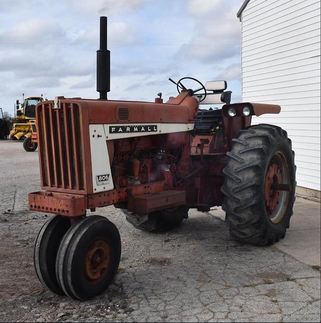 Image of International Harvester 806 equipment image 1