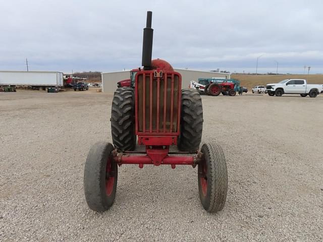 Image of Farmall 806 equipment image 2