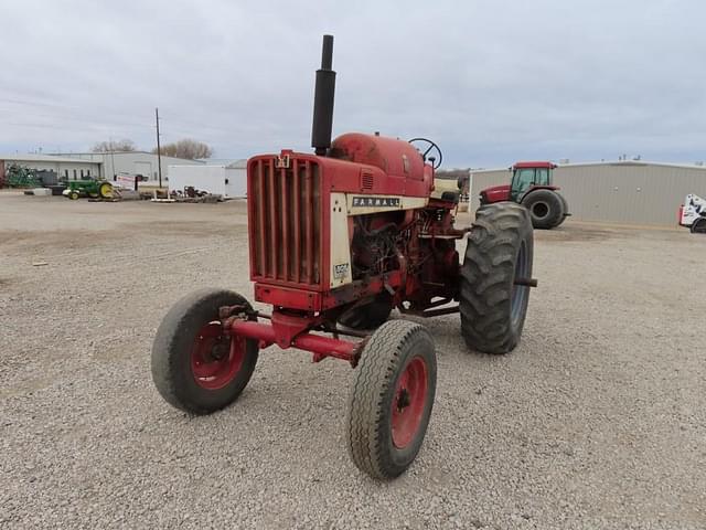 Image of Farmall 806 equipment image 1