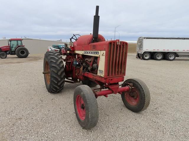 Image of Farmall 806 equipment image 3