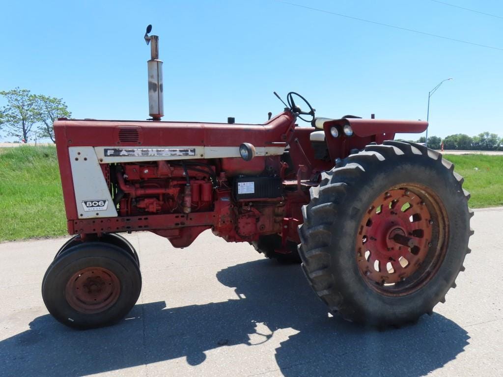 Main image International Harvester 806