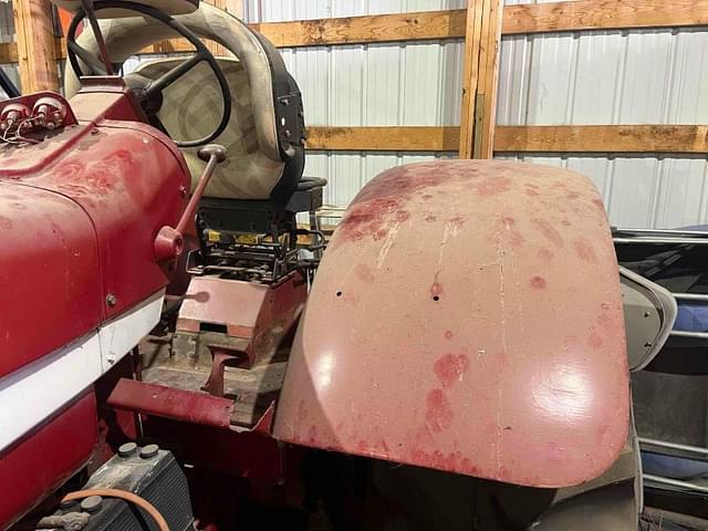 Image of International Harvester 806 equipment image 2