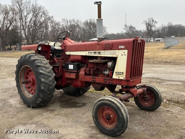Image of Farmall 806 equipment image 2