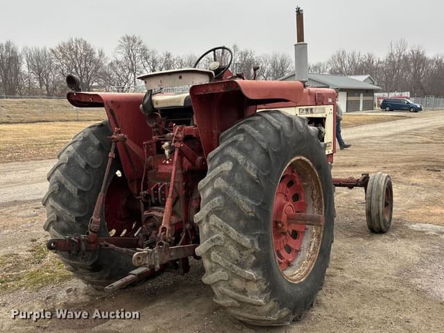 Image of Farmall 806 equipment image 4