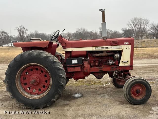 Image of Farmall 806 equipment image 3